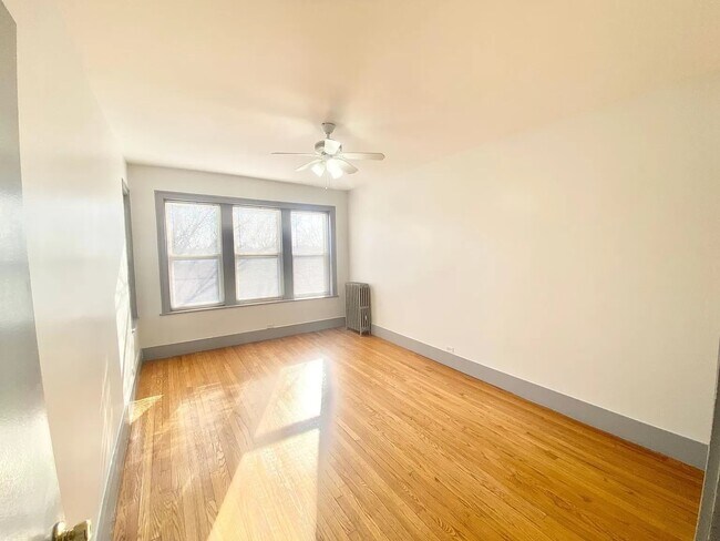 Building Photo - 4306 W Shakespeare Ave