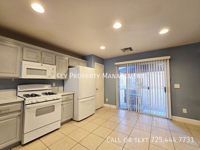 Building Photo - Beautiful 2 bedroom, 2.5 bathroom home loc...