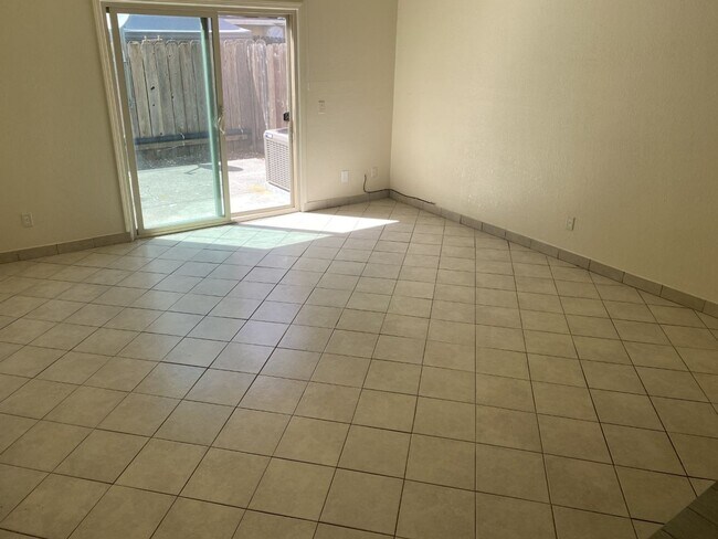 Foto del edificio - Spacious Townhome in Desirable Fairfield Area