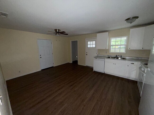 Building Photo - 826 Shannon Cir NE