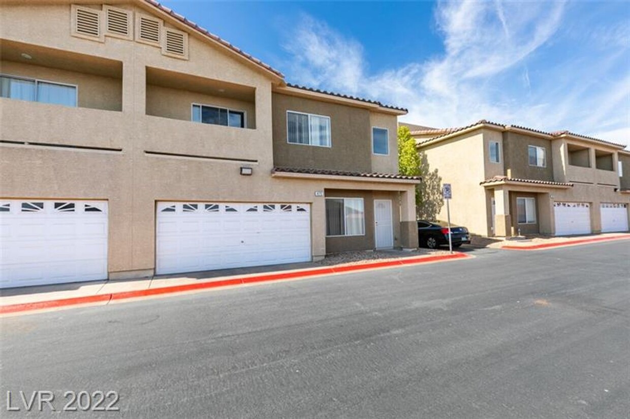 Foto principal - Henderson Townhouse w/2 car garage