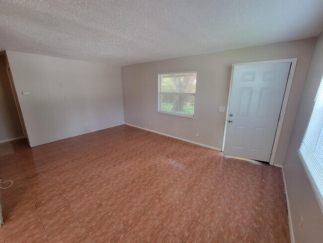 Foto del edificio - 3135 Pine Tree Ave