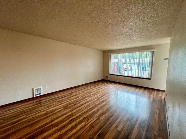 Building Photo - W/S/G Included! Pet Friendly 2 BD
