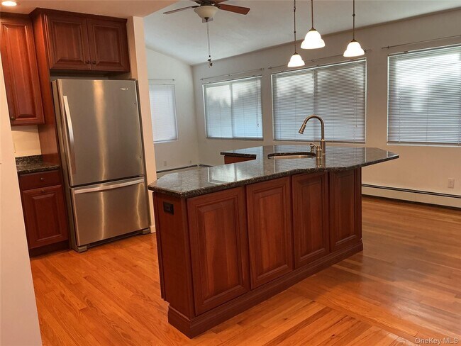 Foto del edificio - 4 Hitchcock Ln