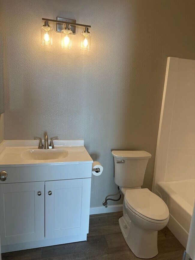 Foto del edificio - Prestigious Newhall Cul-de-Sac Home – Single Story 3 Bedroom + 2 Bath!