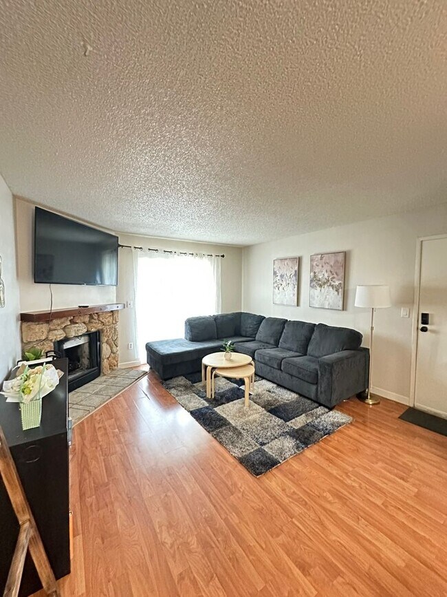 Building Photo - Bright & Updated 2Bd/1Ba Condo in Aurora
