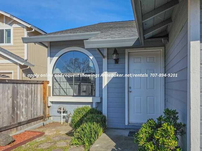 Building Photo - Newly Updated - New Appliances, Flooring, ...