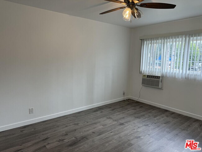 Foto del edificio - 4555 Sylmar Ave