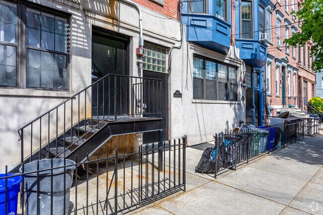 Entrada - 416-418 Madison St