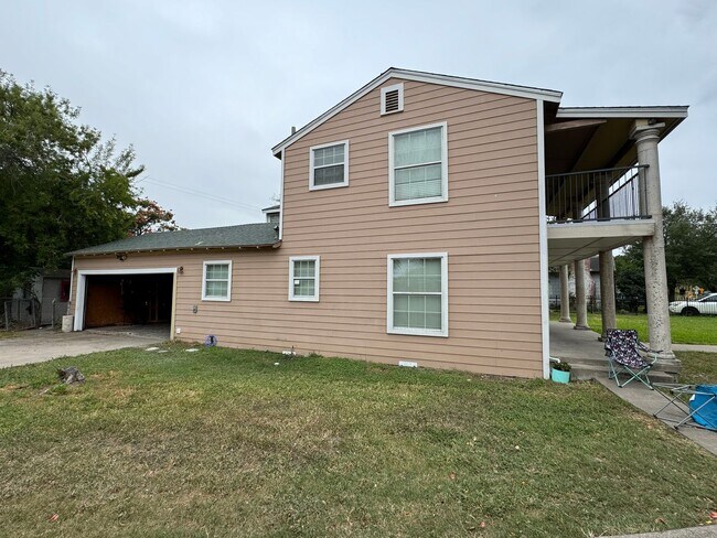 Foto del edificio - This beautiful, older two-story home has b...