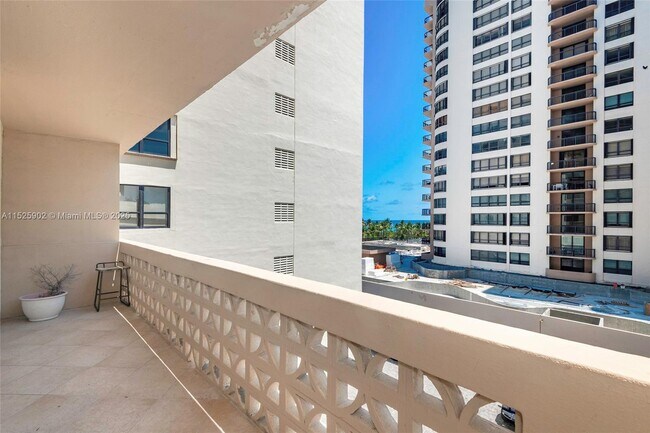 Foto del edificio - 10185 Collins Ave