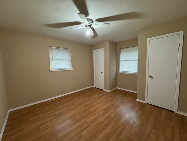 Foto del edificio - 1034 W Village Ct