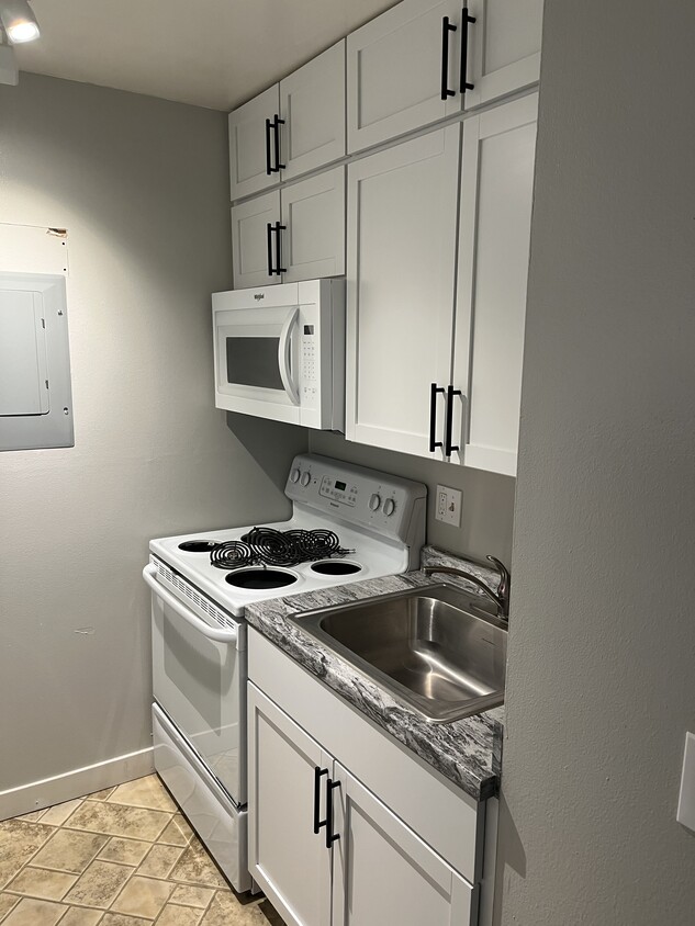 Studio Kitchen - Coachlite Apartments