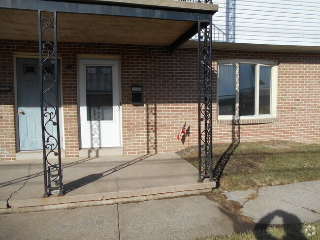 1 Bedroom Front Door - 718 E 18th St