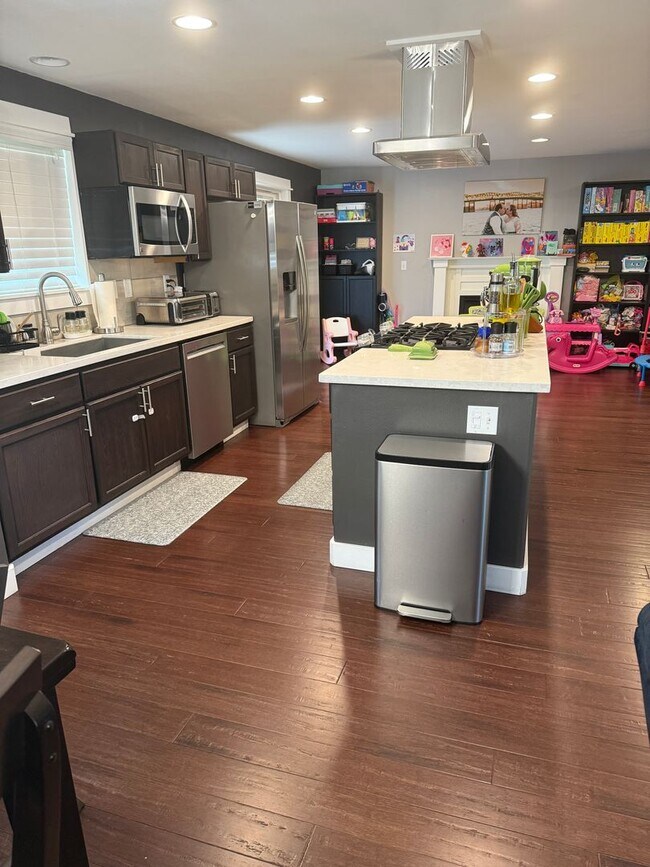 Building Photo - Spacious 4-bdrm/2.5-bath Hillsboro home. Fenced yard w/ covered deck, 2-car garage, great location