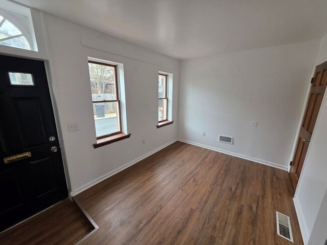 Building Photo - 827 Windsor St