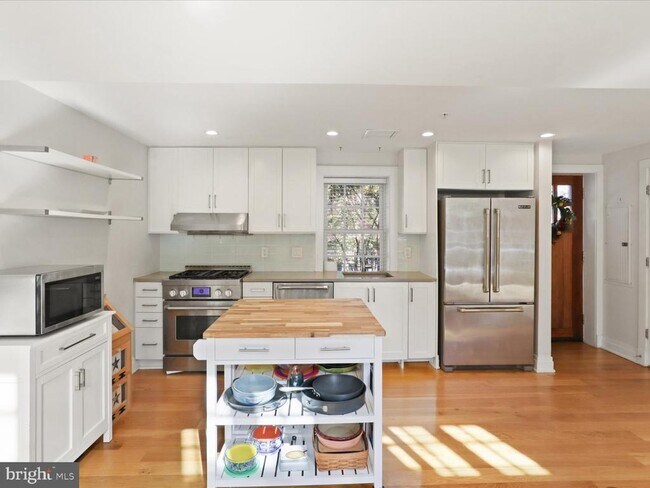 Foto del edificio - 631 D St SE