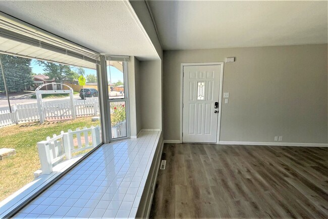 Foto del edificio - 820 Essex Drive