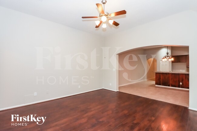 Foto del edificio - 16342 River Wood Ct