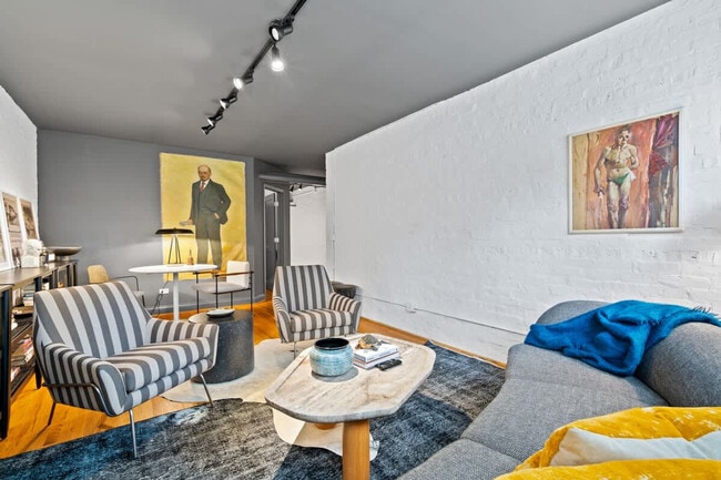 Building Photo - 1520 W Berteau Ave