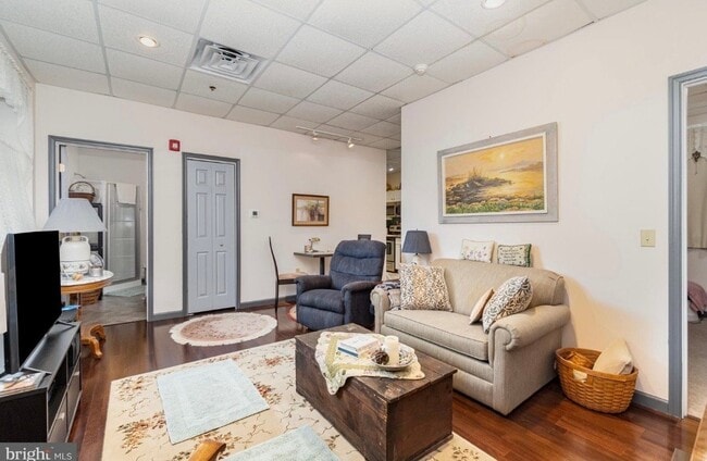 Building Photo - 18 E Sunbury St