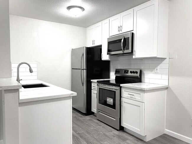 Foto del edificio - 16424 Foothill Blvd