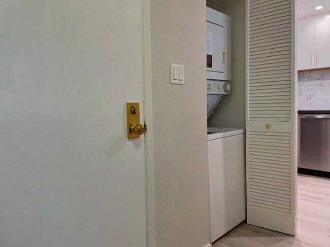 Foto del edificio - Newly Remodeled 1 Bed, 1 Bath Condo with O...