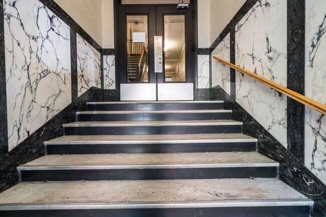 Photo du bâtiment - 2100 Rue du Fort