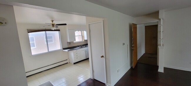 Building Photo - 400 E 109th St