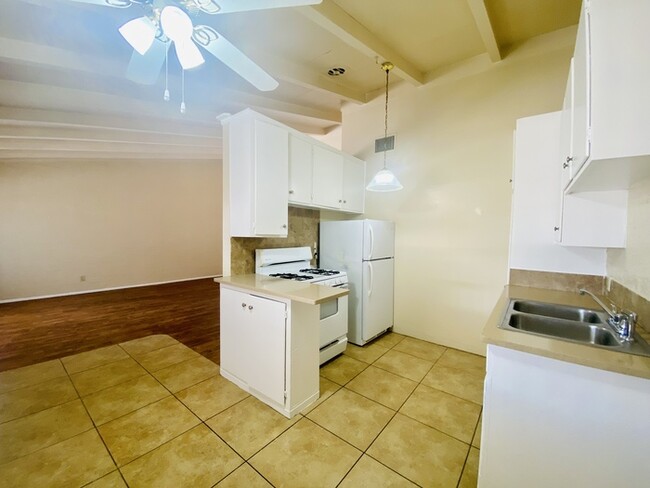 Building Photo - Massive Stunning Single Story 2Bed/1Bath ~...