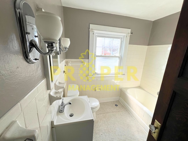 Building Photo - Amazing 3 bedroom / 1 bath house