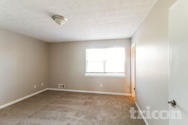 Foto del edificio - 141 Hemlock Cir