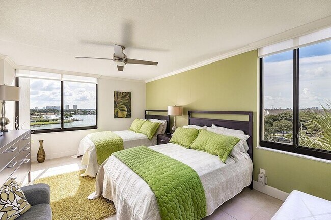 Foto del edificio - 9425 Blind Pass Rd
