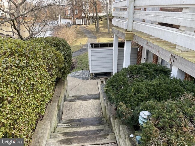 Building Photo - 7602 Lakeside Village Dr