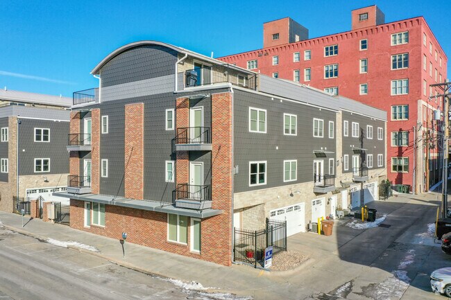 Building Photo - 330 N 7th St