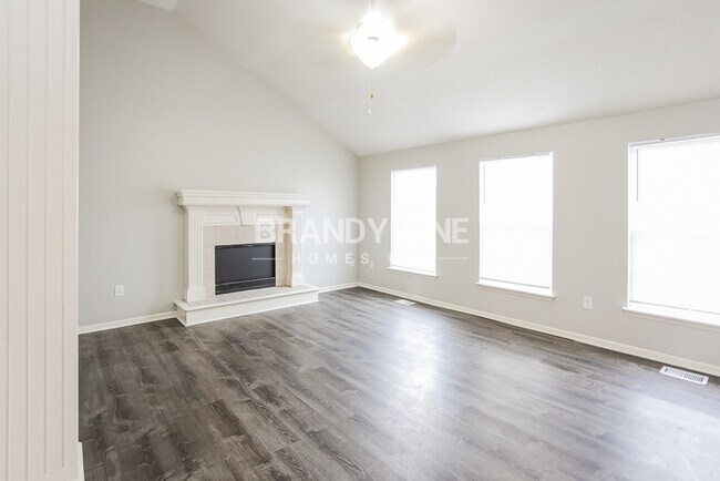 Building Photo - NEW LOWER RENTAL RATE LEASING SPECIAL: Rec...