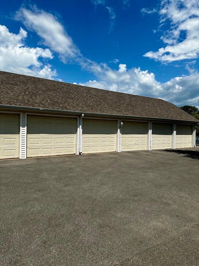 Garage - 955 Misty Glen Dr