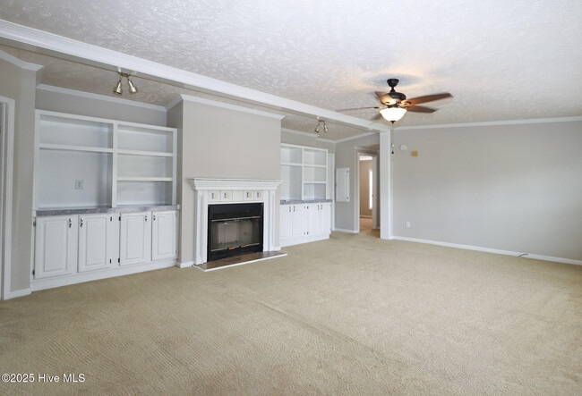 Building Photo - 232 Castlebury Ln