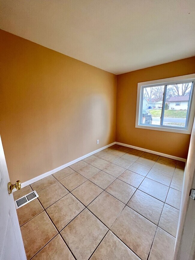 Building Photo - Move in special, free application! Cute Ho...