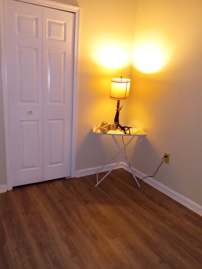 Foto del edificio - 209 Pinecove Ave