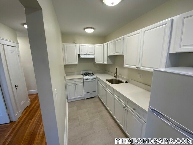 Building Photo - 53 Fellsway W