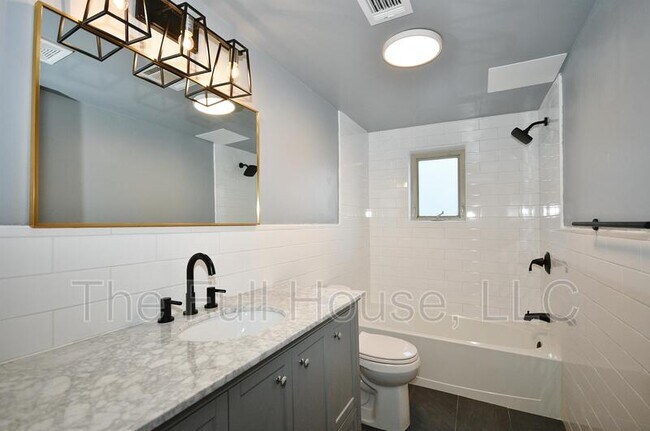 Building Photo - 1105 E Carson St