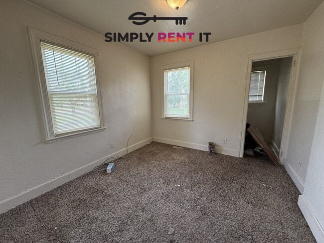 Building Photo - 4 Bedroom House Near Campus