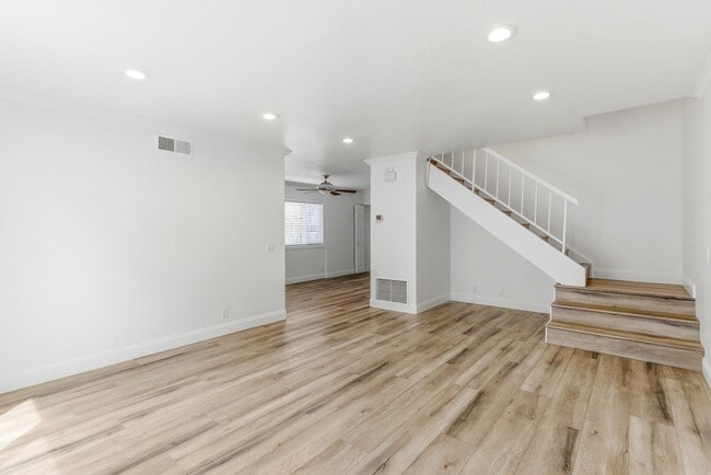 Building Photo - OPEN HOUSE SATURDAY 4/11 - 12PM TO 2PM Sunny and Bright 3 Bedroom End Unit in Yorktown Villas Nei...