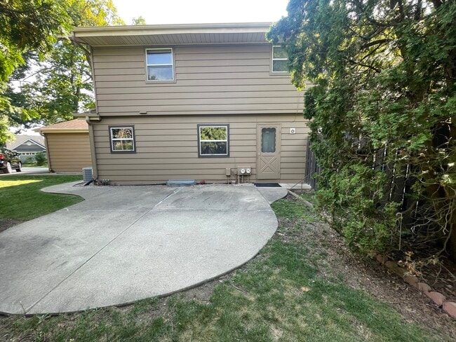 Building Photo - 611 Saint Johns Dr