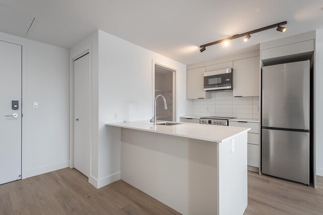 Building Photo - S203