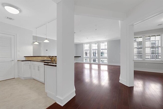 Building Photo - 830 Monroe St