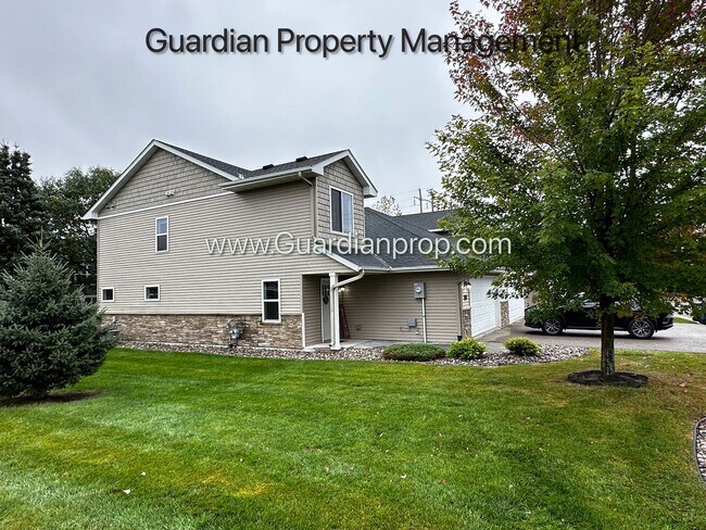 Foto del edificio - Lakeville Corner Unit, Walk out Patio, 2 Car Garage, W/D on Upper Level, 2.5 Baths