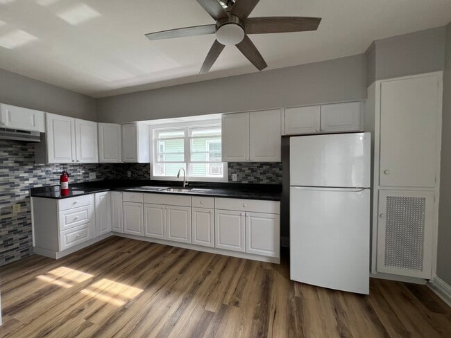 Building Photo - 410 Cedar Ave