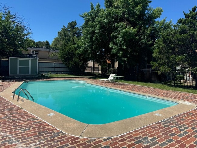 Building Photo - $500 OFF MOVE IN SPECIAL | Cozy Townhome in Quail Creek 2/2.5/2 Car Garage